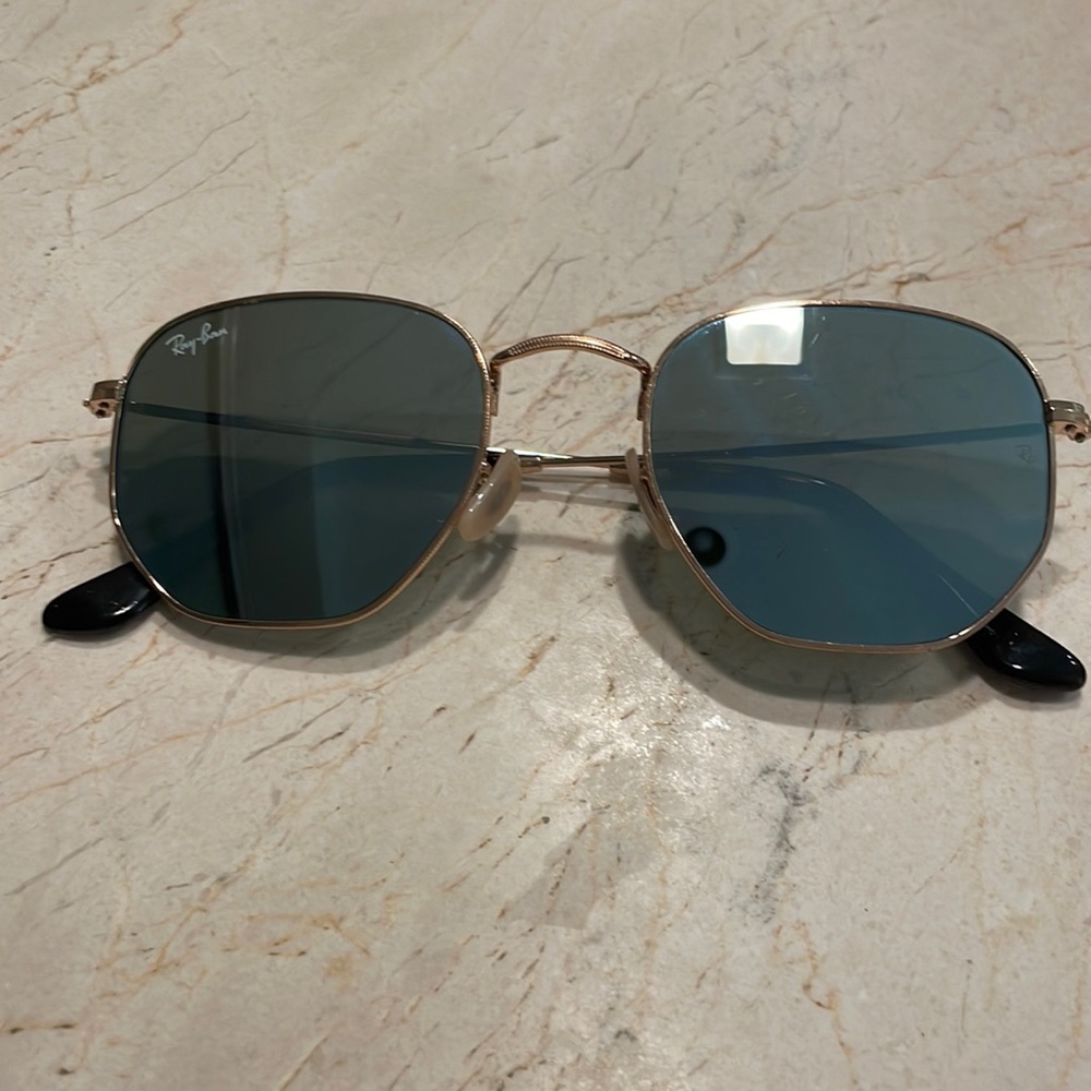 Ray and hexogonal flat lenses in blue/reflective